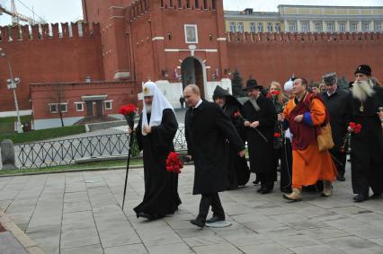 Красная площадь. Церемония возложения цветов к памятнику Кузьме Минину и Дмитрию Пожарскому в День народного единства. На снимке: президент России Владимир Путин и патриарх Московский и всея Руси Кирилл (справа налево).