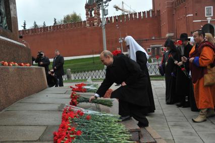 Красная площадь. Церемония возложения цветов к памятнику Кузьме Минину и Дмитрию Пожарскому в День народного единства. На снимке: президент России Владимир Путин.