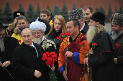 Красная площадь. Церемония возложения цветов к памятнику Кузьме Минину и Дмитрию Пожарскому в День народного единства. На снимке: президент РФ Владимир Путин, верховный муфтий, председатель Центрального духовного управления мусульман России Талгат Таджуддин и глава Буддийской традиционной сангхи России Дамба Аюшеев (слева направо на первом плане)