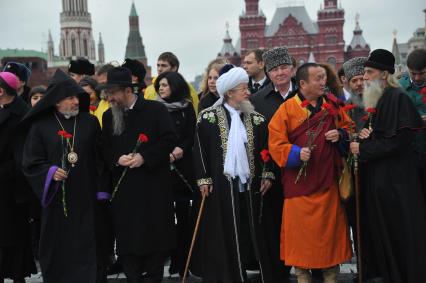 Красная площадь. Церемония возложения цветов к памятнику Кузьме Минину и Дмитрию Пожарскому в День народного единства. На снимке: глава Ново-Нахичеванской и Российской епархии Армянской апостольской церкви Езрас, главный раввин России Берл Лазар, верховный муфтий, председатель Центрального духовного управления мусульман России Талгат Таджуддин и глава Буддийской традиционной сангхи России Дамба Аюшеев (слева направо на первом плане)