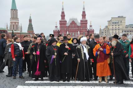 Красная площадь. Церемония возложения цветов к памятнику Кузьме Минину и Дмитрию Пожарскому в День народного единства. На снимке: архиепископ, ординарий Римско-католической архиепархии Божией Матери в Москве Паоло Пецци, глава Ново-Нахичеванской и Российской епархии Армянской апостольской церкви Езрас, главный раввин России Берл Лазар, верховный муфтий, председатель Центрального духовного управления мусульман России Талгат Таджуддин и глава Буддийской традиционной сангхи России Дамба Аюшеев (слева направо на первом плане).