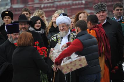 Красная площадь. Церемония возложения цветов к памятнику Кузьме Минину и Дмитрию Пожарскому в День народного единства. На снимке:  председатель Центрального духовного управления мусульман России Талгат Таджуддин (в центре).