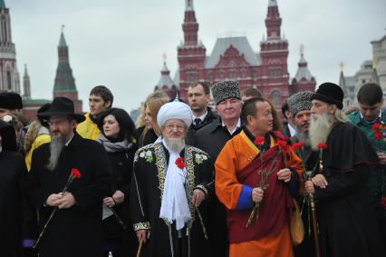 Красная площадь. Церемония возложения цветов к памятнику Кузьме Минину и Дмитрию Пожарскому в День народного единства. На снимке:  главный раввин России Берл Лазар, верховный муфтий, председатель Центрального духовного управления мусульман России Талгат Таджуддин и глава Буддийской традиционной сангхи России Дамба Аюшеев (слева направо на первом плане)