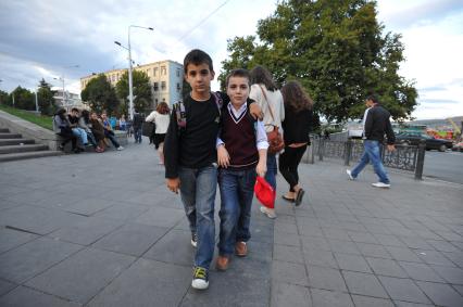 Тбилиси. На снимке: дети гуляют по улице.