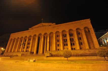 Виды Тбилиси. Проспект Шота Руставели. Здание парламента Грузии.