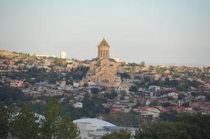 Виды Тбилиси. На снимке: главный кафедральный собор Грузинской православной церкви - Цминда Самеба  (Собор Святой Троицы) на холме св. Ильи.