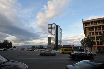 Виды Тбилиси. Проспект Шота Руставели. На снимке: отель `Radisson`.