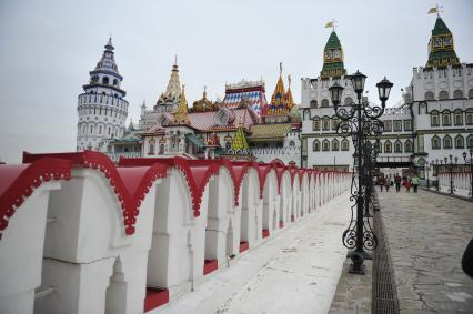 Культурно-развлекательный комплекс `Кремль в Измайлово`. На снимке: пешеходный мост в `Кремль в Измайлово`