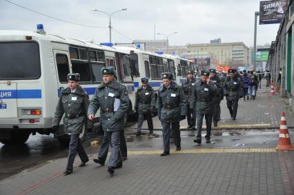 Акция националистов `Русский марш`. На снимке: сотрудники правохранительных органов и полицейские автобусы.