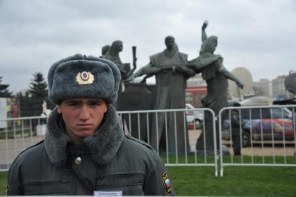 Акция националистов `Русский марш`. На снимке: сотрудник правохранительных органов.