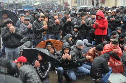 Лужники. Праздничный намаз верующих по случаю празднования мусульманского праздника Курбан-байрам.