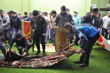 СК `Олимпийский`. Праздничный намаз верующих по случаю празднования мусульманского праздника Курбан-байрам.