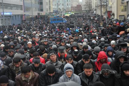 Лужники. Праздничный намаз верующих по случаю празднования мусульманского праздника Курбан-байрам.