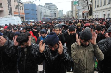 Лужники. Праздничный намаз верующих по случаю празднования мусульманского праздника Курбан-байрам.