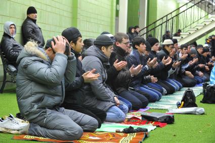 СК `Олимпийский`. Праздничный намаз верующих по случаю празднования мусульманского праздника Курбан-байрам.