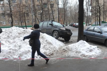 Припаркованный на сугробе автомобиль.