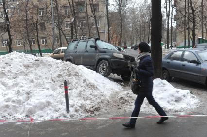 Припаркованный на сугробе автомобиль.