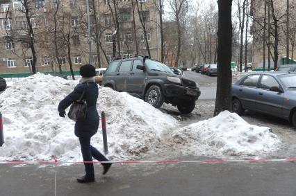 Припаркованный на сугробе автомобиль.