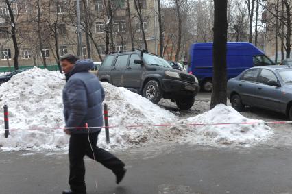 Припаркованный на сугробе автомобиль.