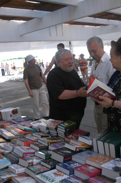 Диск53. `Кинотавр` 2004 год. На снимке: кинорежиссёр, сценарист, продюсер Соловьев Сергей и телеведущий, актёр, сценарист, продюсер, ведущий телеигры «Поле чудес» Якубович Леонид.