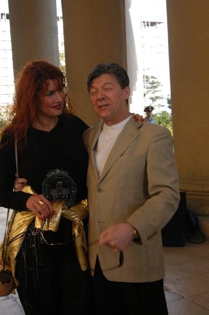 Диск53. `Кинотавр` 2004 год. На снимке:  актеры Сотникова Вера и Александр Збруев.