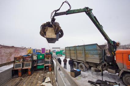 В Екатеринбурге уничтожают игровые автоматы. На снимке: погрузчик загружает игровые автоматы в кузов грузовика.