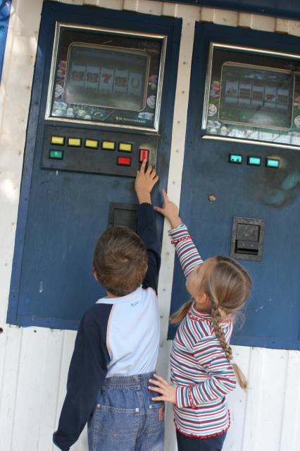 Уличные игровые автоматы. На снимке: дети тянутся играть.