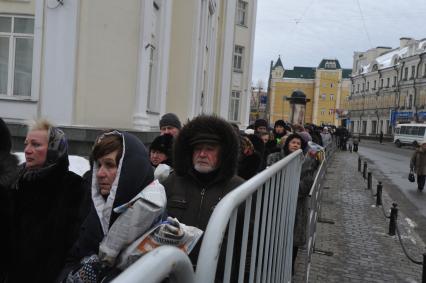 Центр оперного пения на Остоженке. Церемония прощания с народной артисткой СССР Галиной Вишневской. На снимке: сотни людей несут цветы и венки