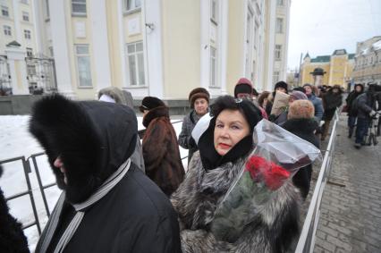 Центр оперного пения на Остоженке. Церемония прощания с народной артисткой СССР Галиной Вишневской. На снимке: сотни людей несут цветы и венки