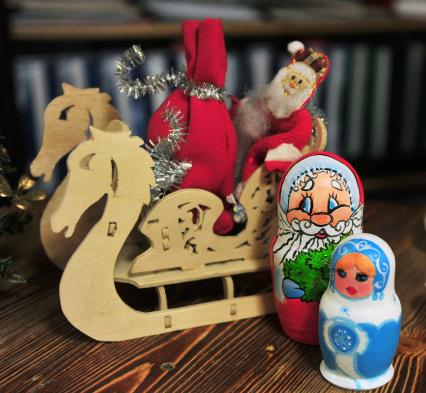 Московская усадьба Деда Мороза. На снимке: Сани Деда Мороза и две матрешки в виде Деда Мороза и Снегурочки.