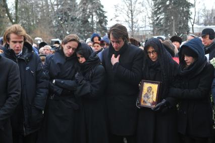 Прощание с оперной певицей Галиной Вишневской на Новодевичьем кладбище. На снимке: дочери Галины Вишневской Ольга (в центре) и Елена (вторая справа).