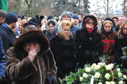 Прощание с оперной певицей Галиной Вишневской на Новодевичьем кладбище. На снимке: политический деятель Любовь Слиска (в центре) и оперная певица, вдова Муслима Магомаева Тамара Синявская (третья справа).