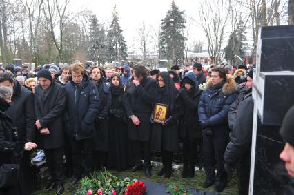 Прощание с оперной певицей Галиной Вишневской на Новодевичьем кладбище. На снимке: дочери Галины Вишневской Ольга (в центре) и Елена (третья справа).