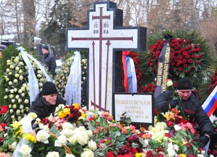 Прощание с оперной певицей Галиной Вишневской на Новодевичьем кладбище.