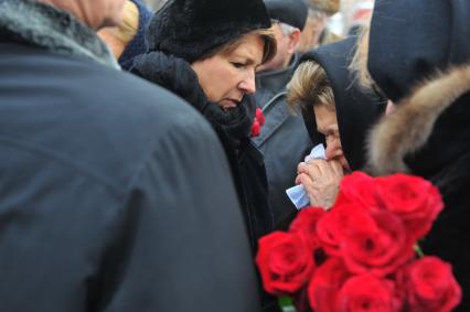 Прощание с оперной певицей Галиной Вишневской на Новодевичьем кладбище. На снимке:  вдова первого президента РФ Наина Ельцина (справа) с дочерью Татьяной Дьяченко (слева).