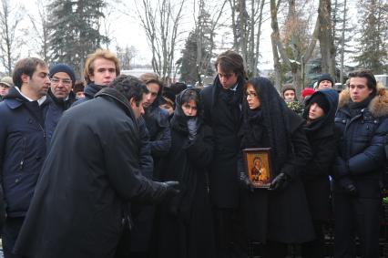 Прощание с оперной певицей Галиной Вишневской на Новодевичьем кладбище. На снимке: дочери Галины Вишневской Ольга (в центре) и Елена (третья справа).