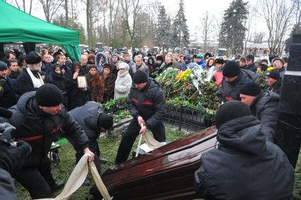 Прощание с оперной певицей Галиной Вишневской на Новодевичьем кладбище.