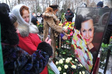 Прощание с оперной певицей Галиной Вишневской на Новодевичьем кладбище.