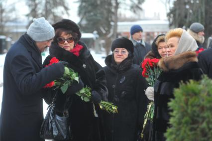 Прощание с оперной певицей Галиной Вишневской на Новодевичьем кладбище. На снимке: оперная певица, вдова Муслима Магомаева Тамара Синявская (слева), вдова первого президента РФ Бориса Ельцина Наина Ельцина (вторая справа) и политический деятель Любовь Слиска (справа).