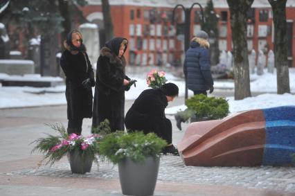 Новодевичье кладбище. На снимке: вдова первого президента РФ Бориса Ельцина Наина Ельцина (в центре) с дочерьми Татьяной Юмашевой (справа) и Еленой Окуловой (слева).