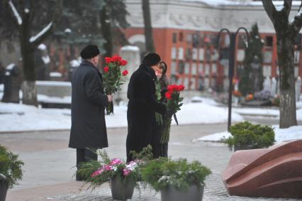 Новодевичье кладбище. На снимке: бывший руководитель служб протокола  первого президента РФ Бориса Ельцина  Владимир Шевченко и  вдова Б.Ельцина Наина Ельцина (справа) с дочерью Татьяной Юмашевой (в центре).