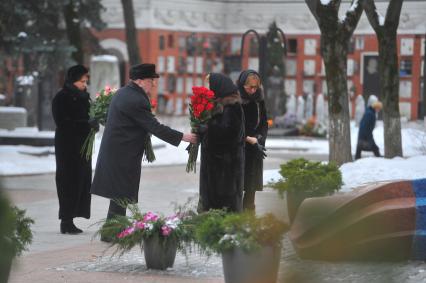 Новодевичье кладбище. На снимке: бывший руководитель служб протокола  первого президента РФ Бориса Ельцина  Владимир Шевченко и  вдова Б.Ельцина Наина Ельцина (вторая справа) с дочерьми Татьяной Юмашевой (слева) и Еленой Окуловой (справа).