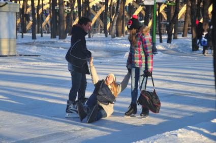 Парк Соколники. Каток `Лед`. На снимке: подростки на коньках.