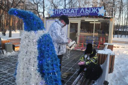 Парк Соколники. Каток `Лед`. На снимке: прокат лыж.