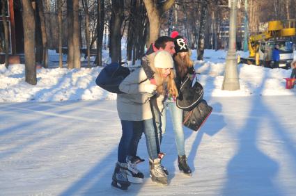 Парк Соколники. Каток `Лед`. На снимке: подростки на коньках.