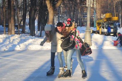 Парк Соколники. Каток `Лед`. На снимке: подростки на коньках.