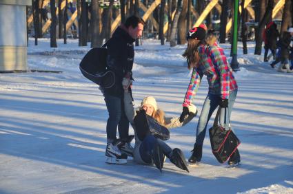 Парк Соколники. Каток `Лед`. На снимке: подростки на коньках.