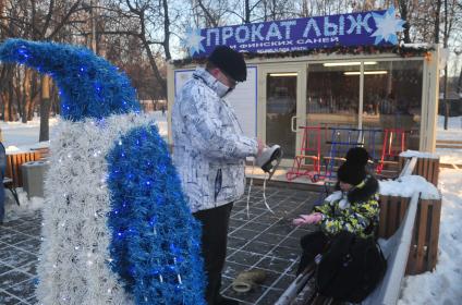 Парк Соколники. Каток `Лед`. На снимке: прокат лыж.