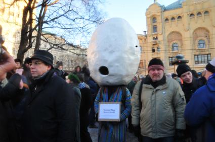 Лубянская площадь.  Несанкционированная акция протеста `Марш свободы`. На снимке: надпись `Человек-яйцо просто гуляет`.