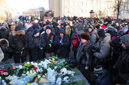 Лубянская площадь.  Несанкционированная акция протеста `Марш свободы`. На снимке: возложение цветов  у Соловецкого камня .